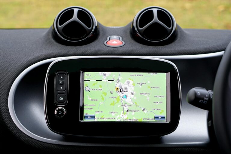 Kaip išnaudoti automobilio navigaciją maksimaliai: 7 gudrybės, kurių nemoko instrukcija